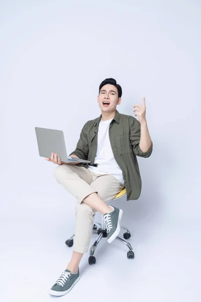 Молодой Азиатский Бизнесмен Сидит Стуле Использует Ноутбук Заднем Плане — стоковое фото