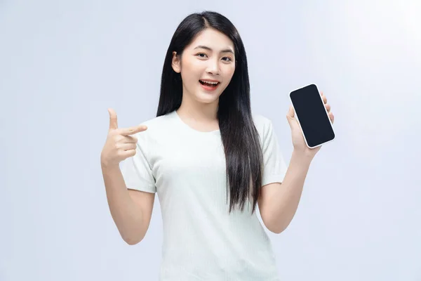 스마트폰을 사용하는 아시아인 소녀의 — 스톡 사진