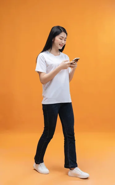 Jovem Menina Asiática Usando Smartphone Fundo — Fotografia de Stock