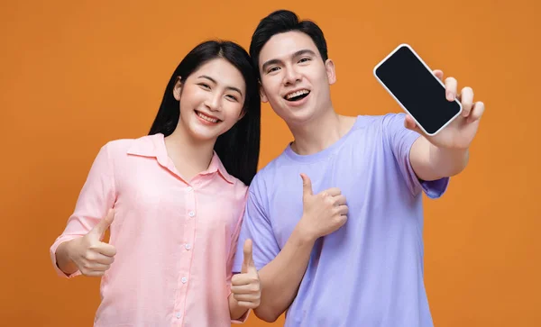 Junges Asiatisches Paar Nutzt Smartphone Hintergrund — Stockfoto
