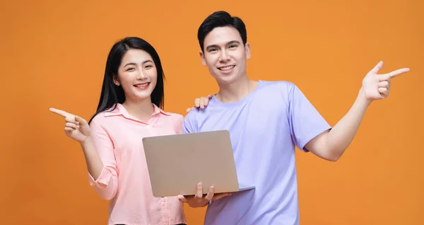 Jeune Couple Asiatique Utilisant Ordinateur Portable Sur Fond — Photo