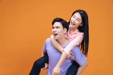 Arka planda genç Asyalı çift