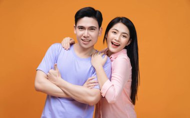 Arka planda genç Asyalı çift