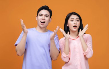 Arka planda genç Asyalı çift