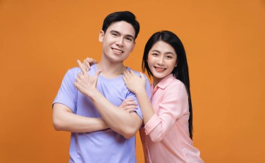 Arka planda genç Asyalı çift