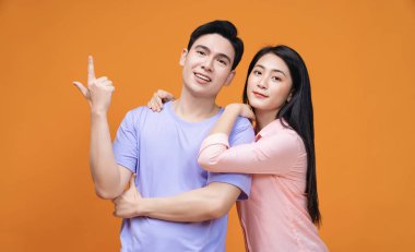 Arka planda genç Asyalı çift