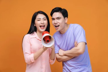 Arka planda megafonu olan genç Asyalı çift.