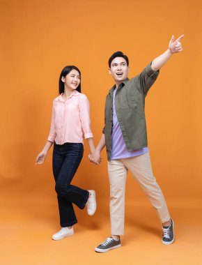 Arka planda duran genç Asyalı çift