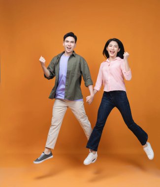 Arka planda duran genç Asyalı çift