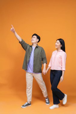 Arka planda duran genç Asyalı çift