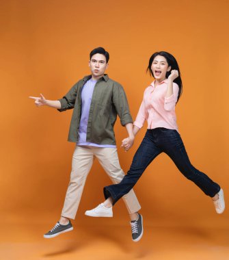 Arka planda duran genç Asyalı çift