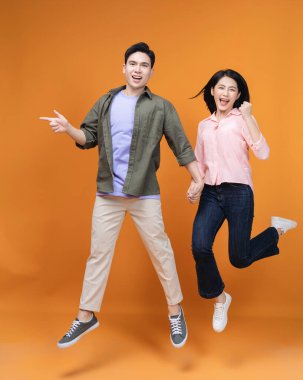 Arka planda duran genç Asyalı çift