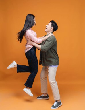 Arka planda duran genç Asyalı çift