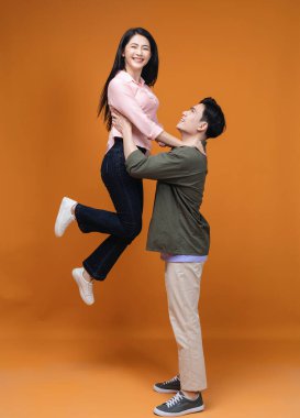 Arka planda duran genç Asyalı çift