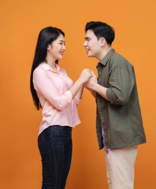 Arka planda duran genç Asyalı çift