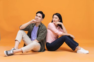 Arka planda oturan genç Asyalı çift