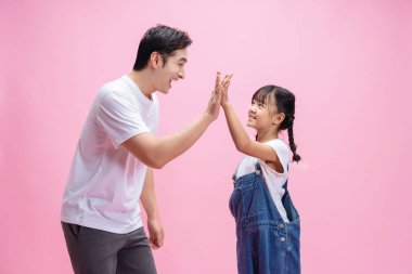 Arka planda Asyalı baba ve kızının resmi