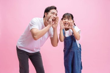 Arka planda Asyalı baba ve kızının resmi