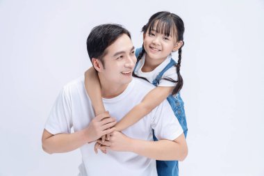 Arka planda Asyalı baba ve kızının resmi