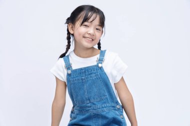 Arkaplanda Asyalı çocuğun portresi