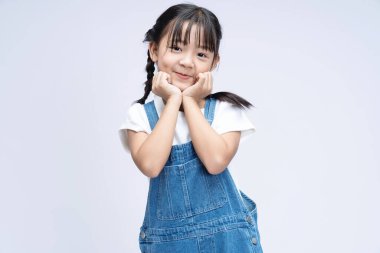 Arkaplanda Asyalı çocuğun portresi