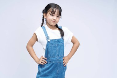 Arkaplanda Asyalı çocuğun portresi