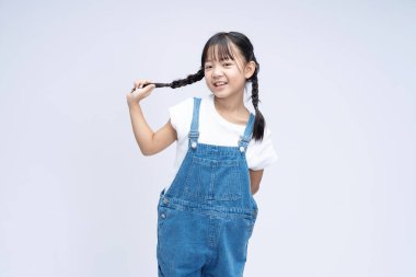 Arkaplanda Asyalı çocuğun portresi