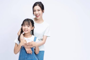 Arka planda Asyalı anne ve kızının resmi