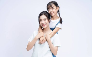 Arka planda Asyalı anne ve kızının resmi