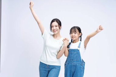 Arka planda Asyalı anne ve kızının resmi