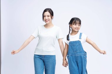 Arka planda Asyalı anne ve kızının resmi