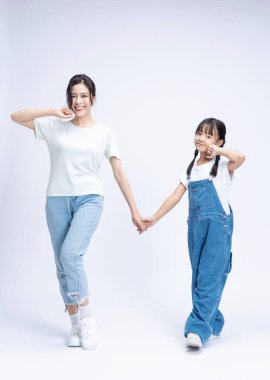 Arka planda Asyalı anne ve kızının resmi