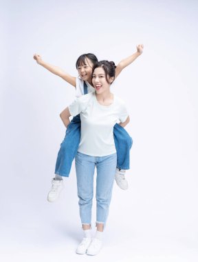 Arka planda Asyalı anne ve kızının resmi