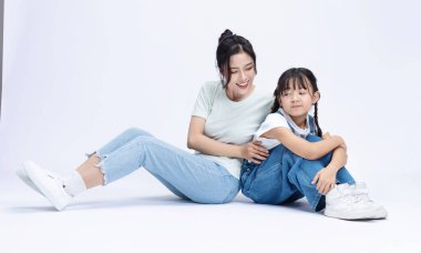 Arka planda Asyalı anne ve kızının resmi