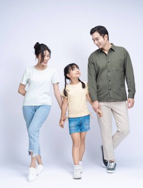 Arkaplanda Asyalı aile resmi