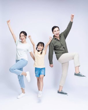 Arkaplanda Asyalı aile resmi