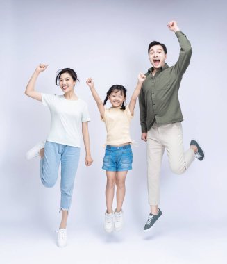 Arkaplanda Asyalı aile resmi