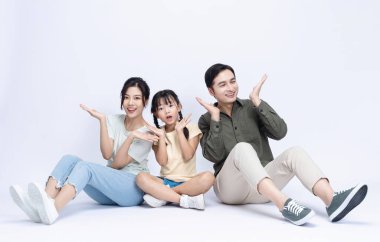 Arkaplanda Asyalı aile resmi