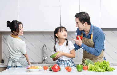 Mutfakta Asyalı bir aile resmi