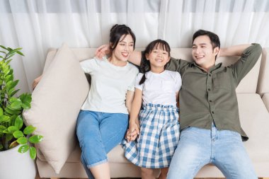 Mutfakta Asyalı bir aile resmi