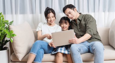 Mutfakta Asyalı bir aile resmi