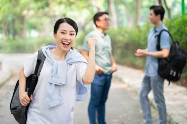 Dışarıdaki Asyalı öğrencilerin fotoğrafı.