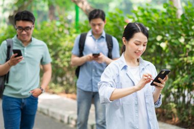Dışarıdaki Asyalı öğrencilerin fotoğrafı.