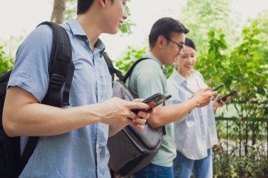 Dışarıdaki Asyalı öğrencilerin fotoğrafı.