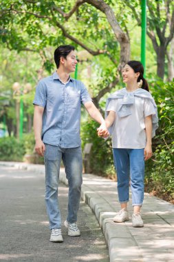 Dışarıdaki genç Asyalı çiftin görüntüsü