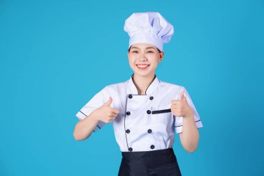 Arka planda genç Asyalı kadın şefin portresi