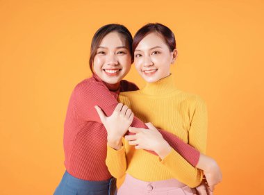 Arka planda iki genç Asyalı kadının resmi