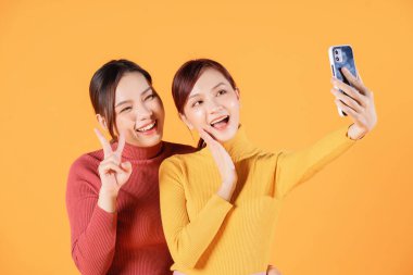 Arka planda iki genç Asyalı kadının resmi