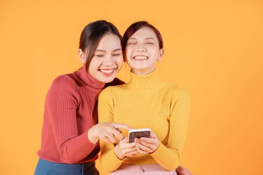 Arka planda iki genç Asyalı kadının resmi