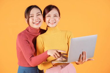 Arka planda iki genç Asyalı kadının resmi